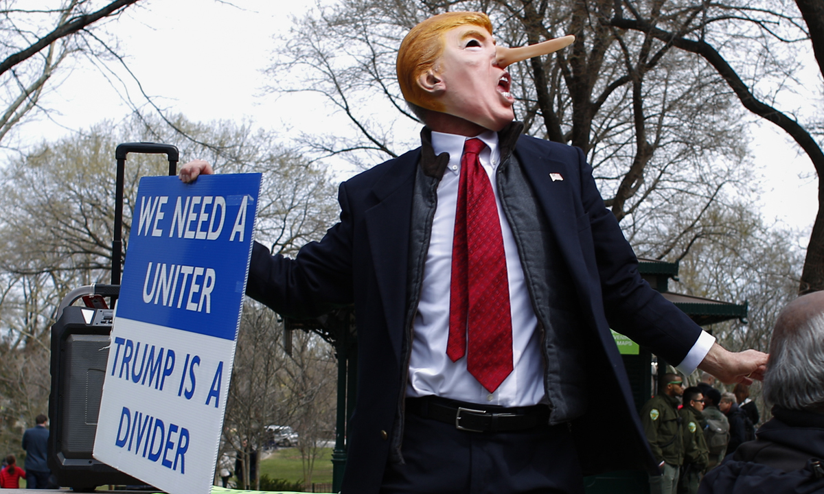 Hillary Clinton vs Donald Trump: il sarcasmo dei detrattori – Foto Hillary Clinton vs Donald Trump: il sarcasmo dei detrattori – Foto