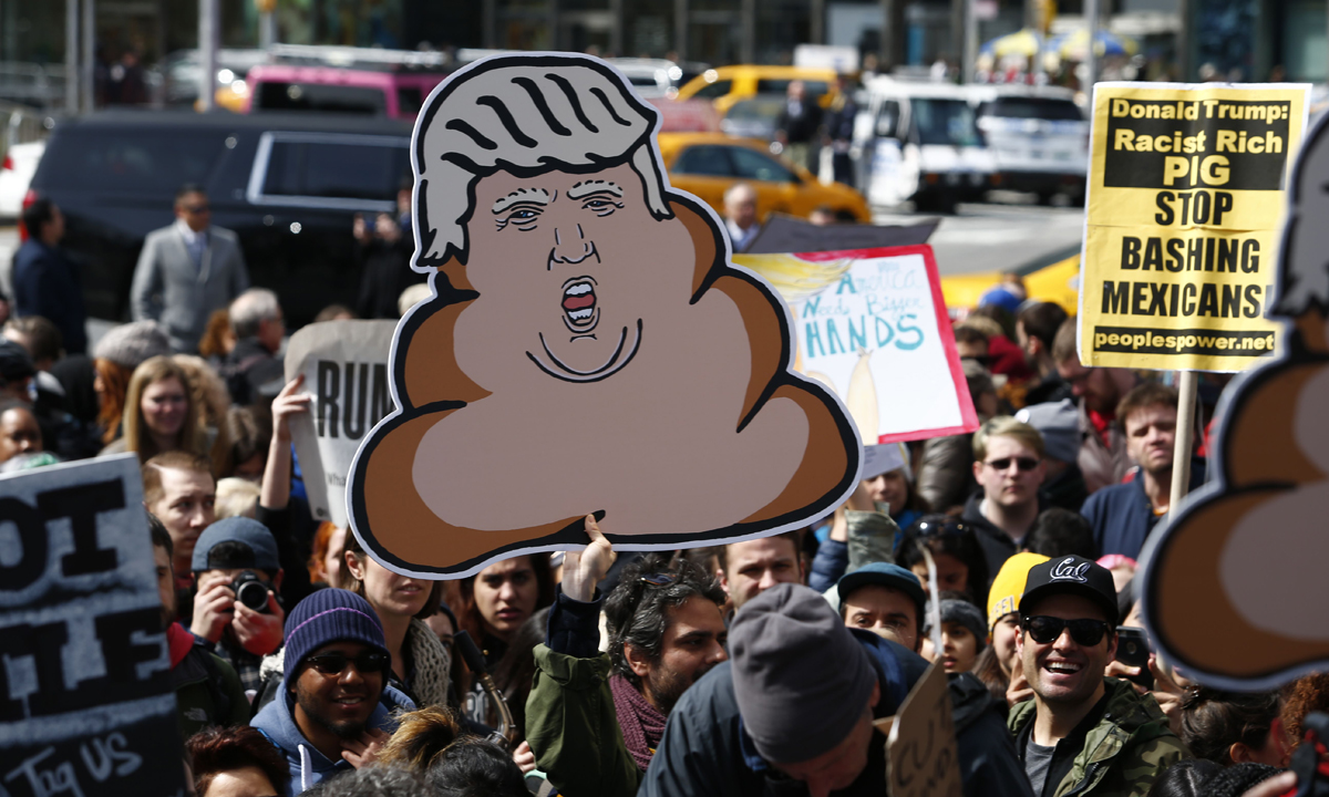 Hillary Clinton vs Donald Trump: il sarcasmo dei detrattori – Foto Hillary Clinton vs Donald Trump: il sarcasmo dei detrattori – Foto