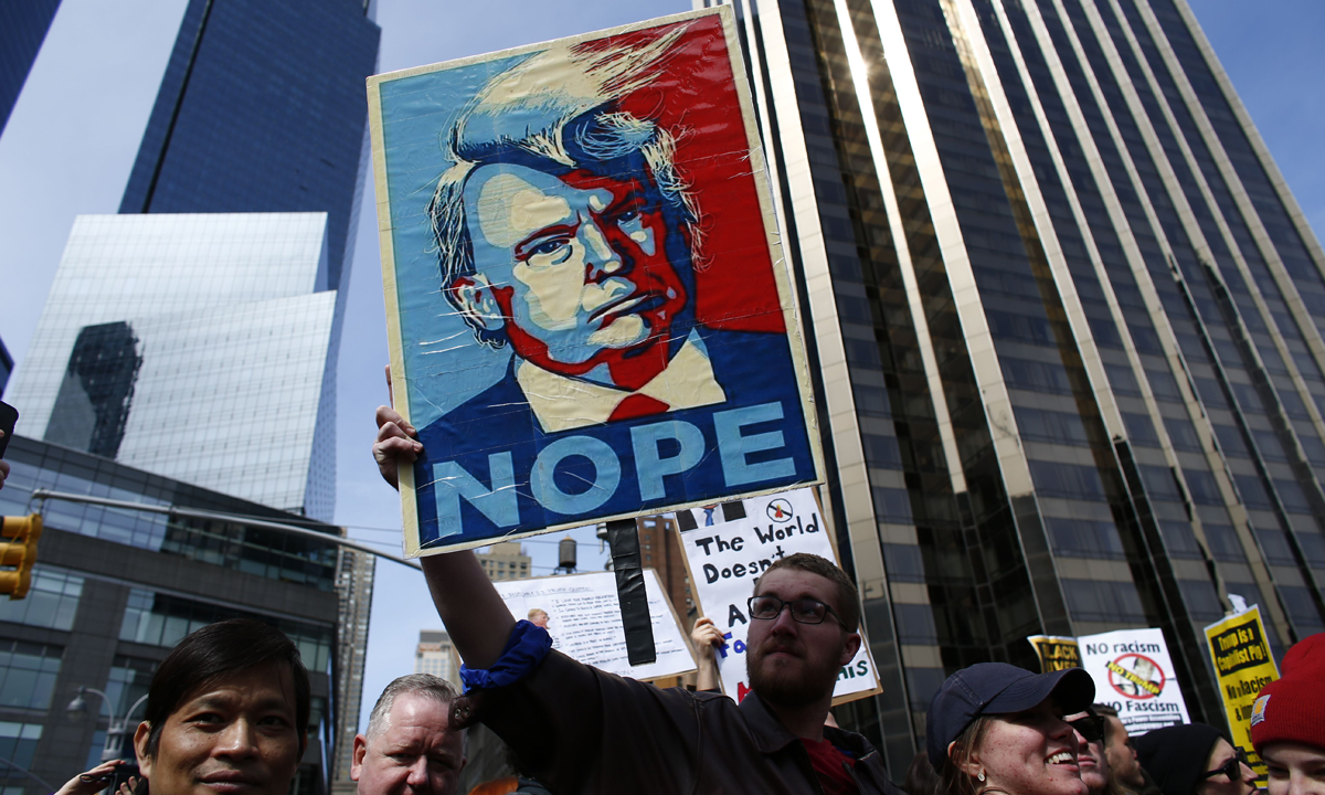 Hillary Clinton vs Donald Trump: il sarcasmo dei detrattori – Foto Hillary Clinton vs Donald Trump: il sarcasmo dei detrattori – Foto