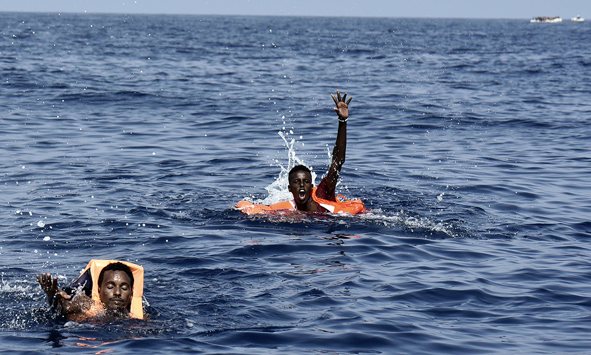 Migranti, il richiamo di Agcom ai media: rispetto della dignità delle persone