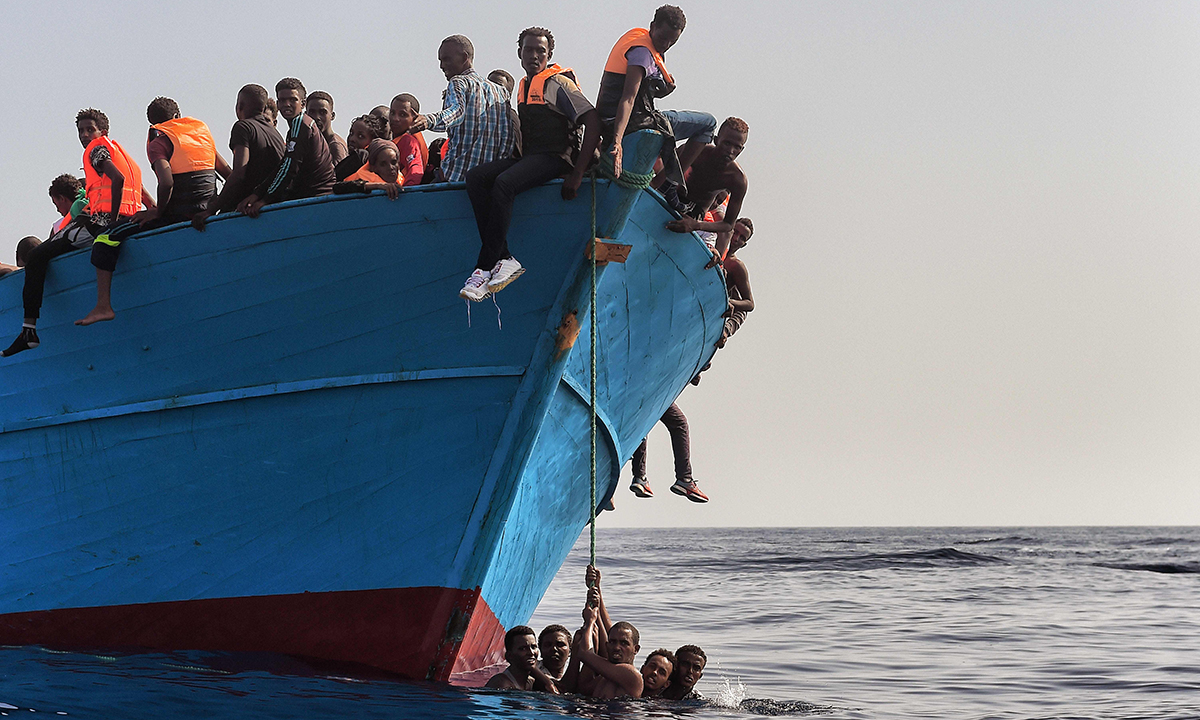 Migranti, il richiamo di Agcom ai media: rispetto della dignità delle persone