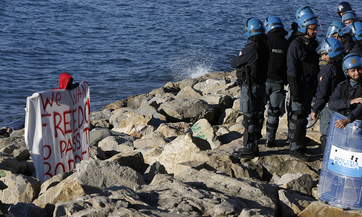 Migranti, il richiamo di Agcom ai media: rispetto della dignità delle persone