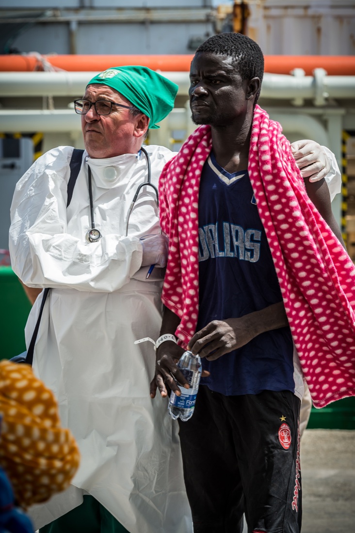 Migranti, il richiamo di Agcom ai media: rispetto della dignità delle persone