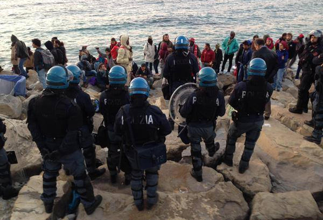 Migranti, il richiamo di Agcom ai media: rispetto della dignità delle persone