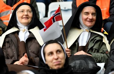 L’abbraccio di papa Francesco alla chiesa Luterana in Svezia – FOTO