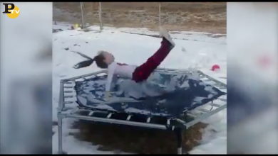 Bimba cade sul tappeto elastico. Video diventa virale