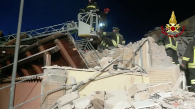 Fuga di gas ad Acilia, esplode palazzina. Morte mamma e figlia | video