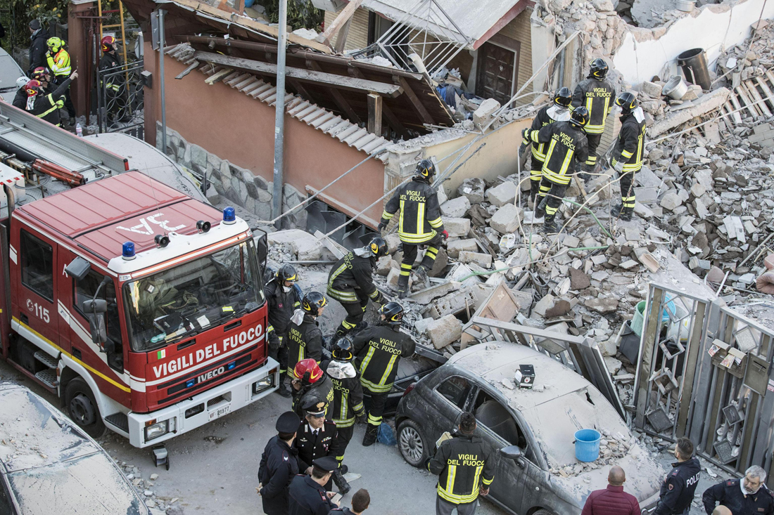 Acilia, crolla una palazzina. Muoiono mamma e figlia – FOTO