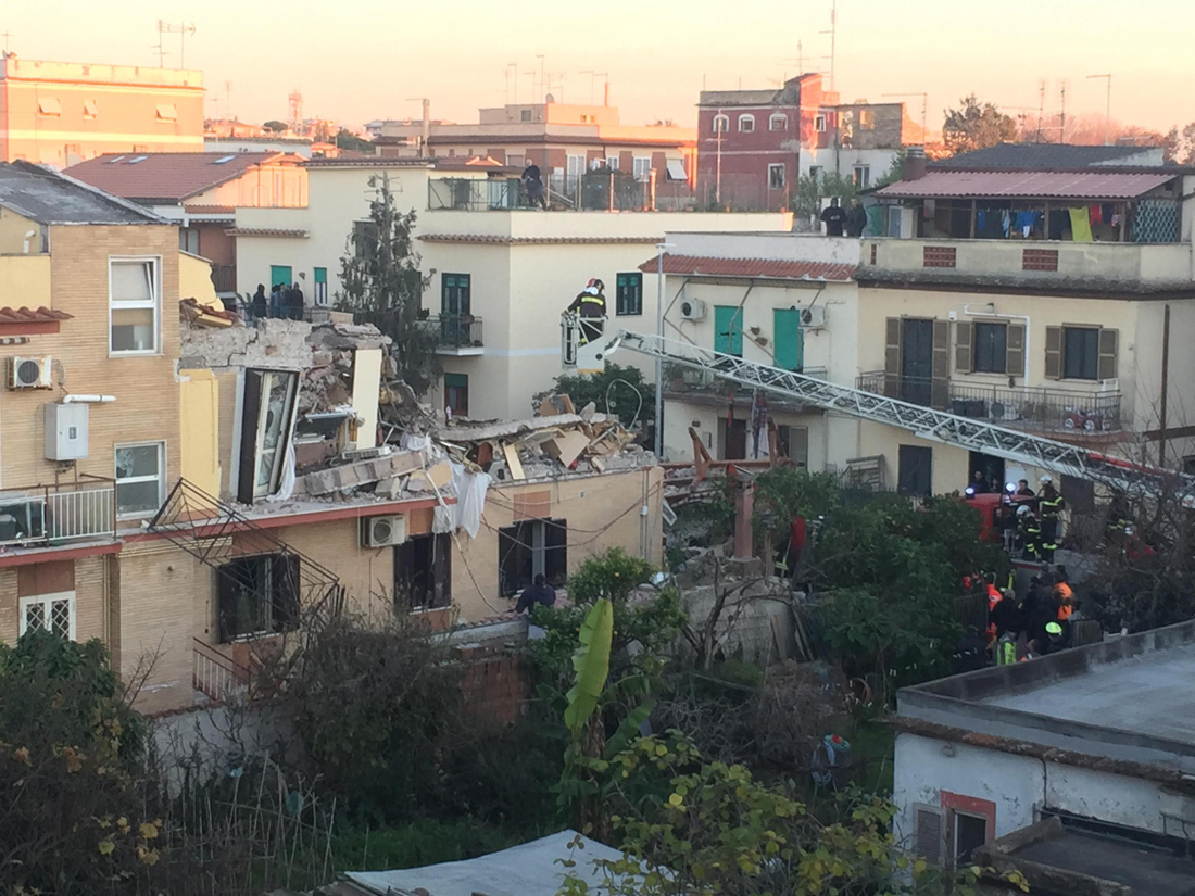 Acilia, crolla una palazzina. Muoiono mamma e figlia – FOTO