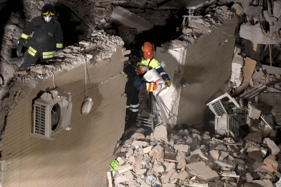 Acilia, crolla una palazzina. Muoiono mamma e figlia – FOTO