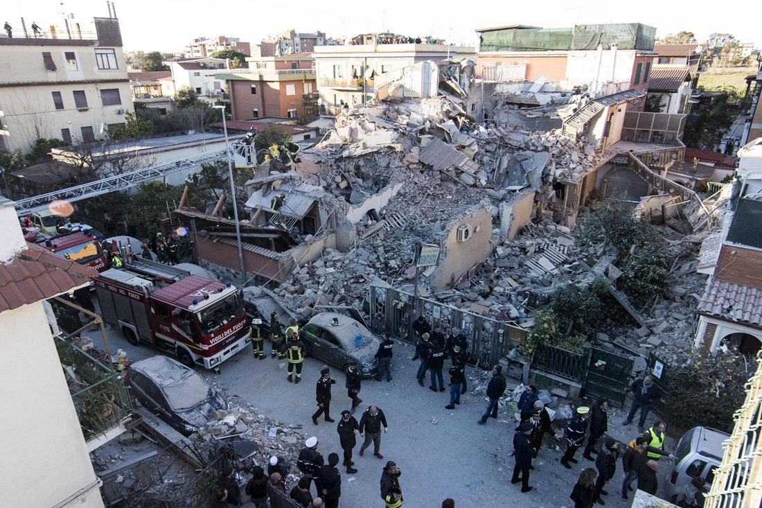 Acilia, crolla una palazzina. Muoiono mamma e figlia – FOTO