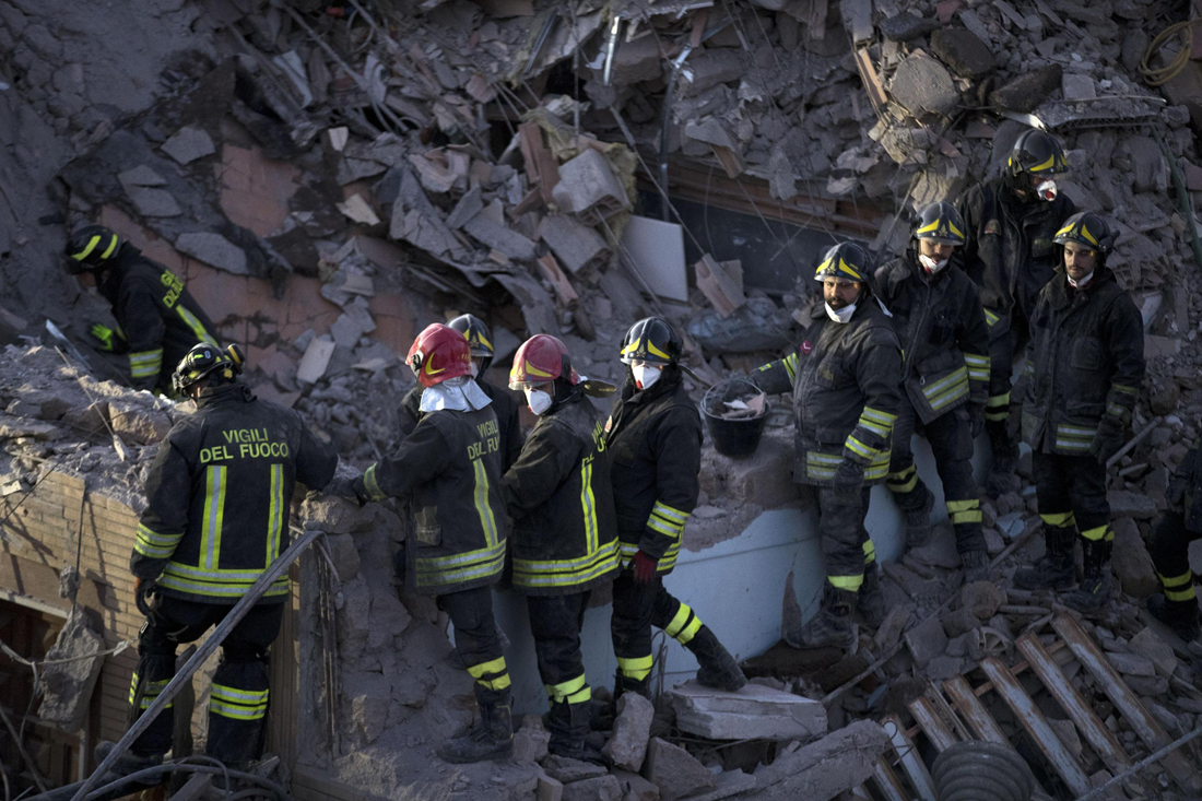 Acilia, crolla una palazzina. Muoiono mamma e figlia – FOTO