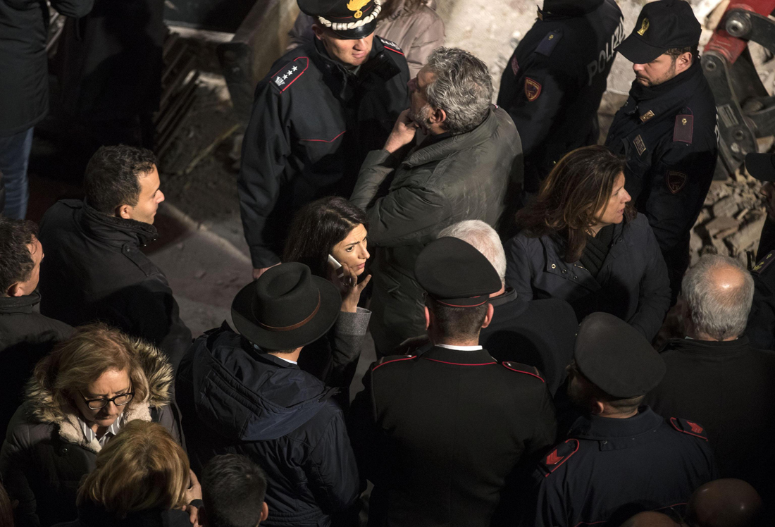 Acilia, crolla una palazzina. Muoiono mamma e figlia – FOTO