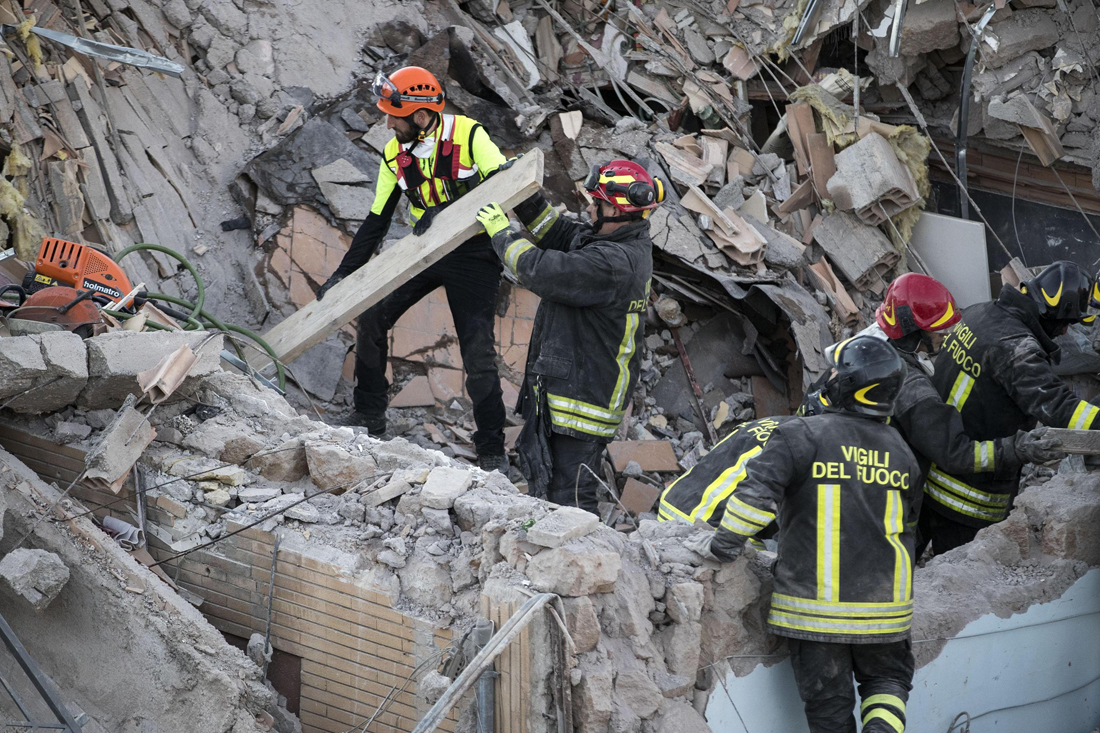 Acilia, crolla una palazzina. Muoiono mamma e figlia – FOTO