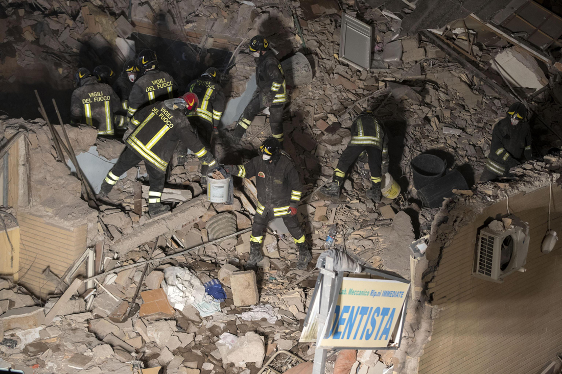 Acilia, crolla una palazzina. Muoiono mamma e figlia – FOTO