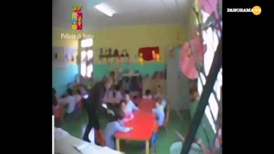 Crotone: maestra prende a schiaffi i bambini a scuola | video