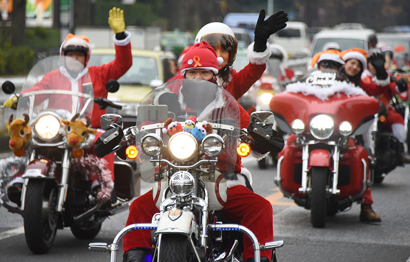 I Babbo Natale di corsa nel mondo I Babbo Natale di corsa nel mondo