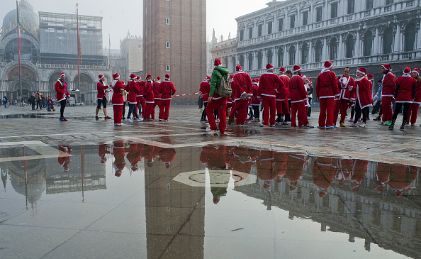 I Babbo Natale di corsa nel mondo I Babbo Natale di corsa nel mondo