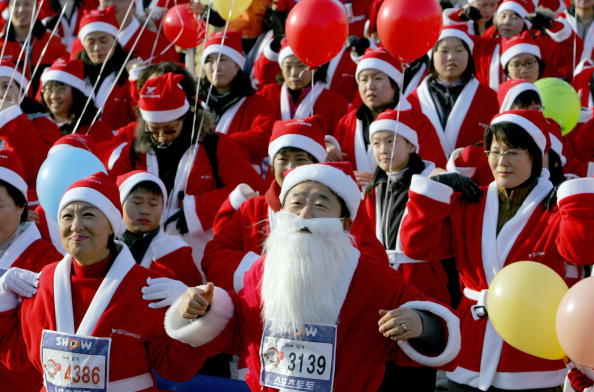 I Babbo Natale di corsa nel mondo I Babbo Natale di corsa nel mondo