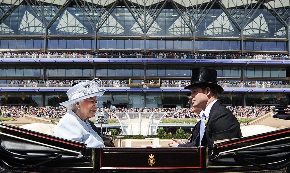 La Regina Elisabetta ha approvato l’unione tra Harry e Meghan La Regina Elisabetta ha approvato l’unione tra Harry e Meghan