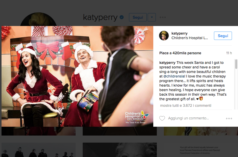 Orlando Bloom e Katy Perry in versione Babbo Natale per i bimbi malati Orlando Bloom e Katy Perry in versione Babbo Natale per i bimbi malati