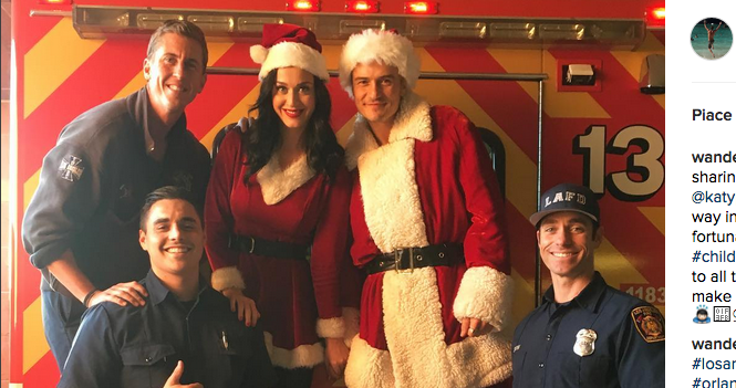 Orlando Bloom e Katy Perry in versione Babbo Natale per i bimbi malati Orlando Bloom e Katy Perry in versione Babbo Natale per i bimbi malati