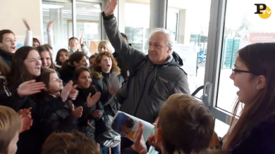 Scuola saluta il professore che va in pensione | video