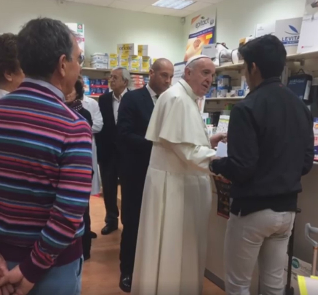 Papa Francesco esce a comprarsi le scarpe – FOTO e VIDEO