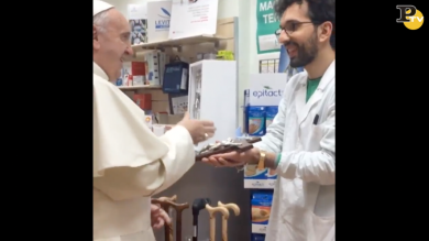 Papa Francesco in negozio a Roma compra scarpe | video