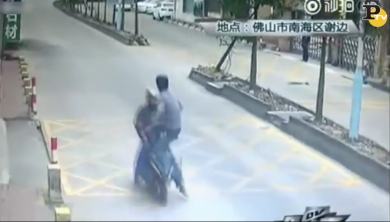 Ladro di iphone fermato con colpo di kung fu | video