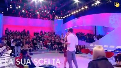 La scelta di Riccardo: il momento di passione in studio| VIDEO