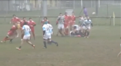 Rugby: Doglioli placca arbitro donna alle spalle | video