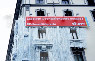 Un condizionatore dimenticato acceso da mesi ghiaccia un palazzo in zona Moscova.