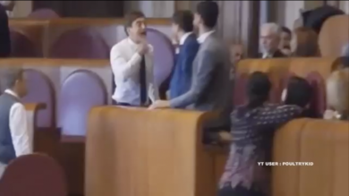 Roma: rissa in Campidoglio tra Pd e M5S | video