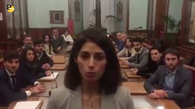 Dimissioni Muraro: Virginia Raggi lo annuncia in un video