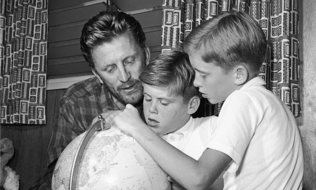 Kirk Douglas, compie 100 anni lo Spartacus icona di Hollywood – Foto Kirk Douglas, compie 100 anni lo Spartacus icona di Hollywood – Foto