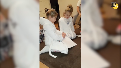 Bambina scarta il regalo: la sua reazione è incredibile