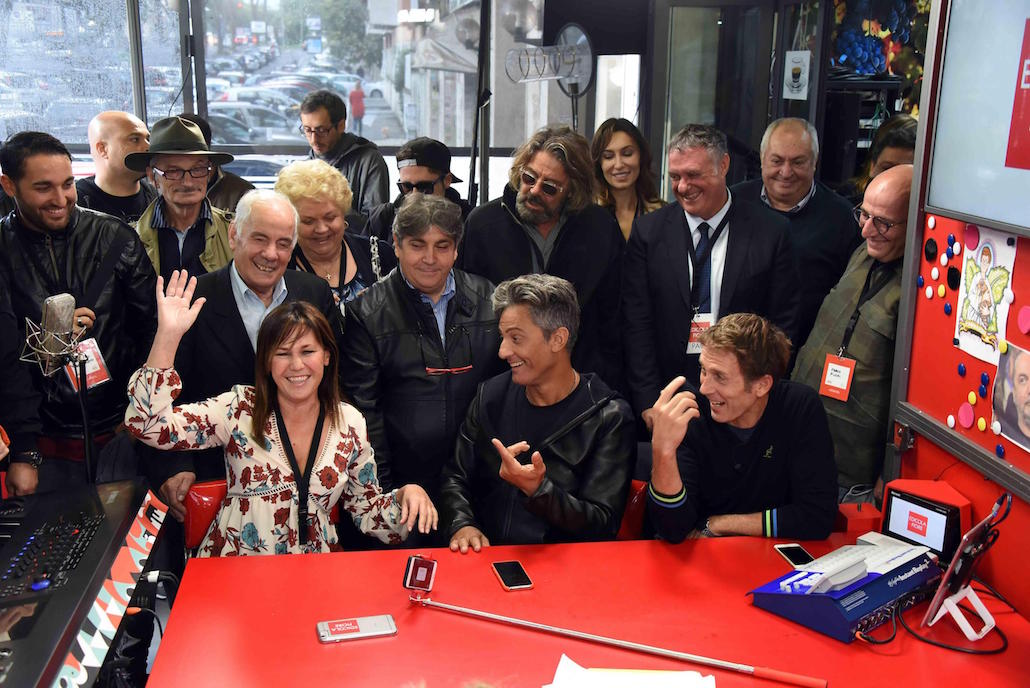 Sanremo 2017: polemica per il cachet di Carlo Conti, Fiorello lo difende Sanremo 2017: polemica per il cachet di Carlo Conti, Fiorello lo difende