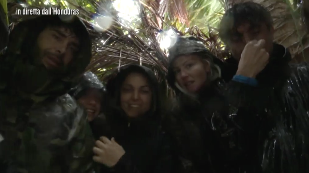 Isola dei Famosi 12: pioggia e maltempo in diretta, salta la prima puntata Isola dei Famosi 12: pioggia e maltempo in diretta, salta la prima puntata
