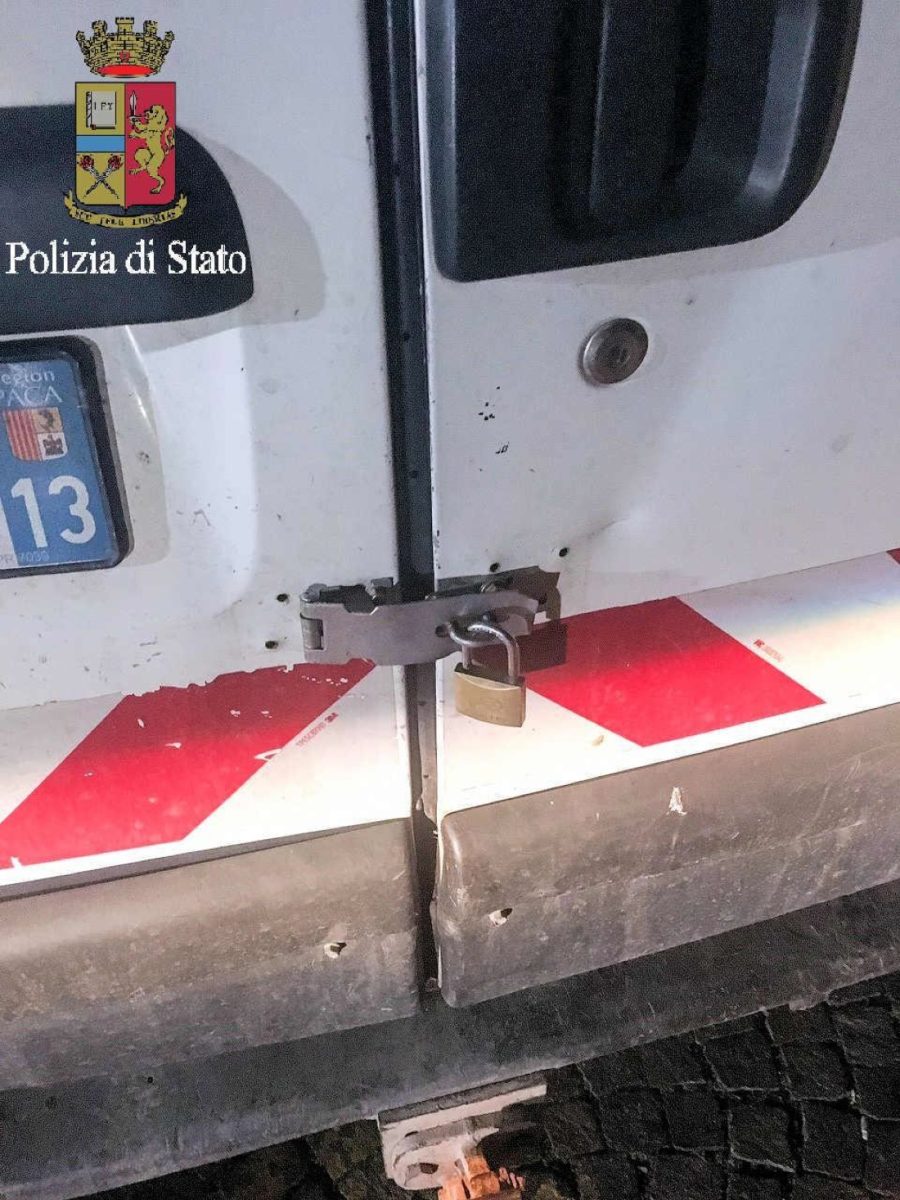 Traffico migranti: sgominata banda che trasportava anche 40 persone in un furgone