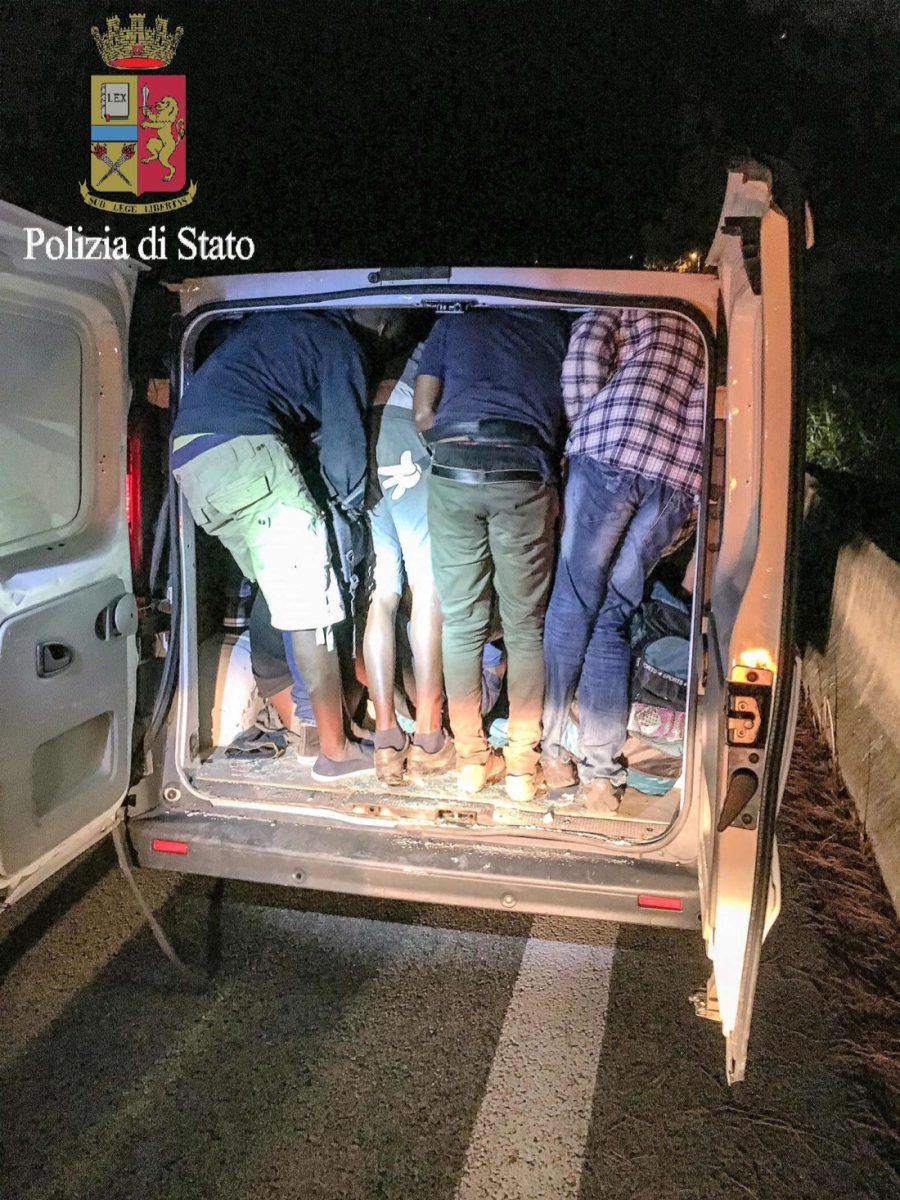 Traffico migranti: sgominata banda che trasportava anche 40 persone in un furgone