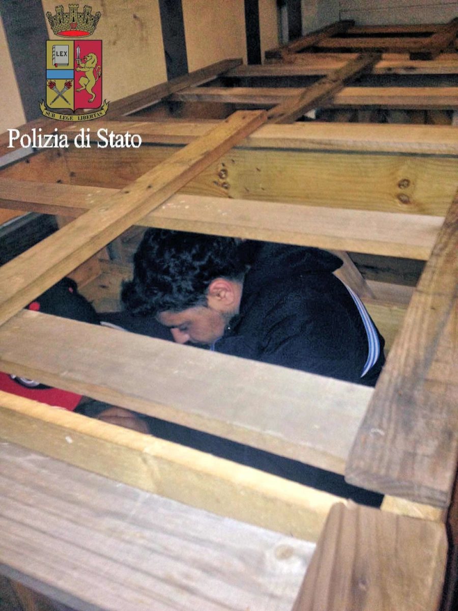 Traffico migranti: sgominata banda che trasportava anche 40 persone in un furgone