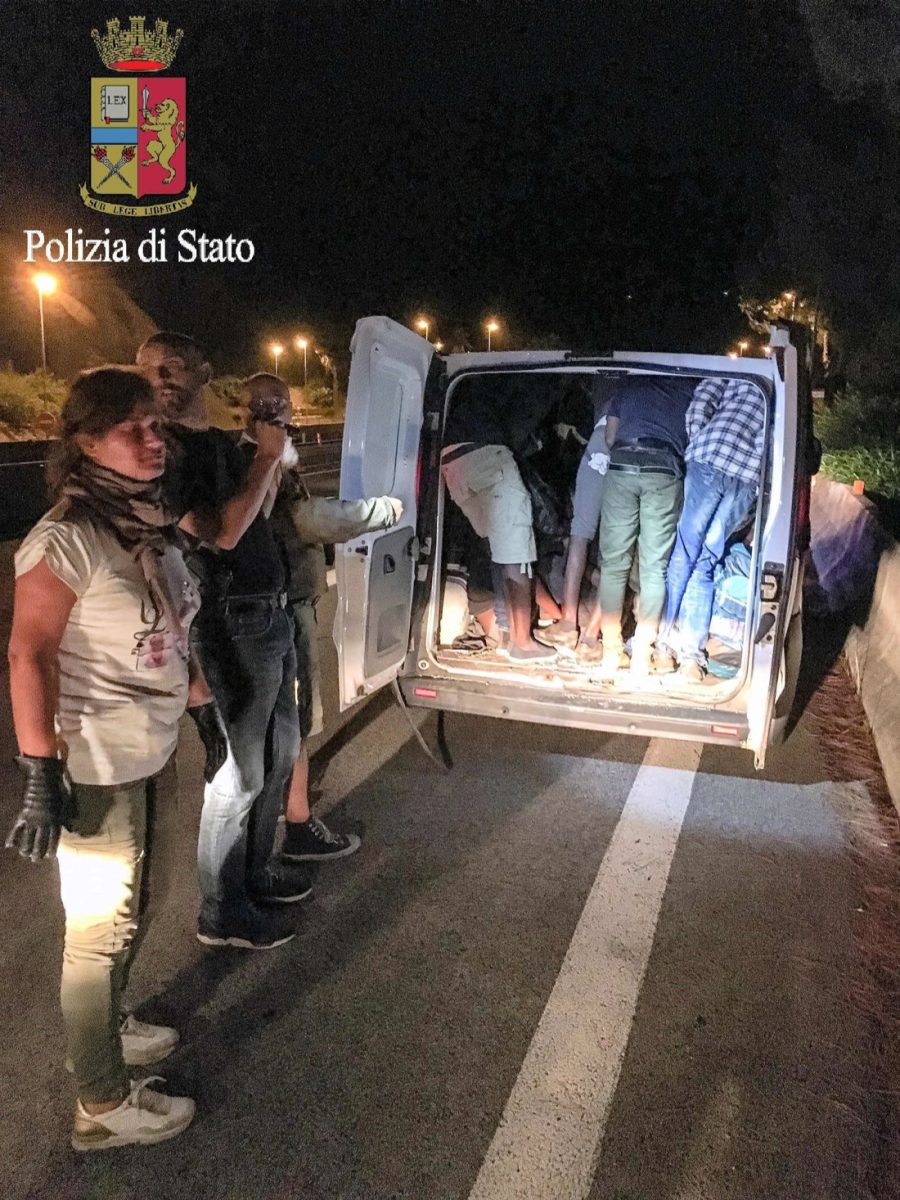 Traffico migranti: sgominata banda che trasportava anche 40 persone in un furgone