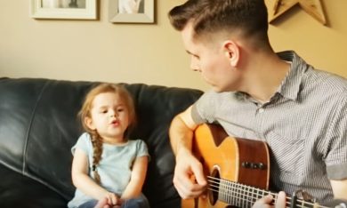 Figlia e papà cantano insieme e conquistano il Web