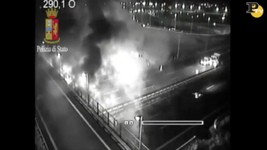 Le fiamme sul bus di studenti ungheresi | video