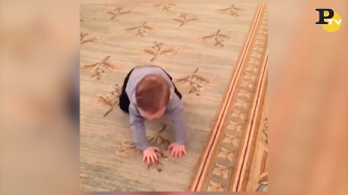 Trump: il nipote gattona per la prima volta nella Casa Bianca