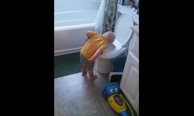 Bimbo imita la madre con le nausee mattutine