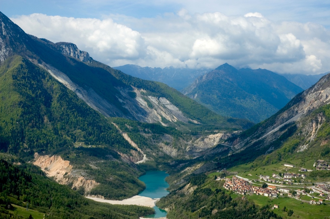 Il sistema idroelettrico di Campotosto e l'”effetto Vajont” Il sistema idroelettrico di Campotosto e l'”effetto Vajont”