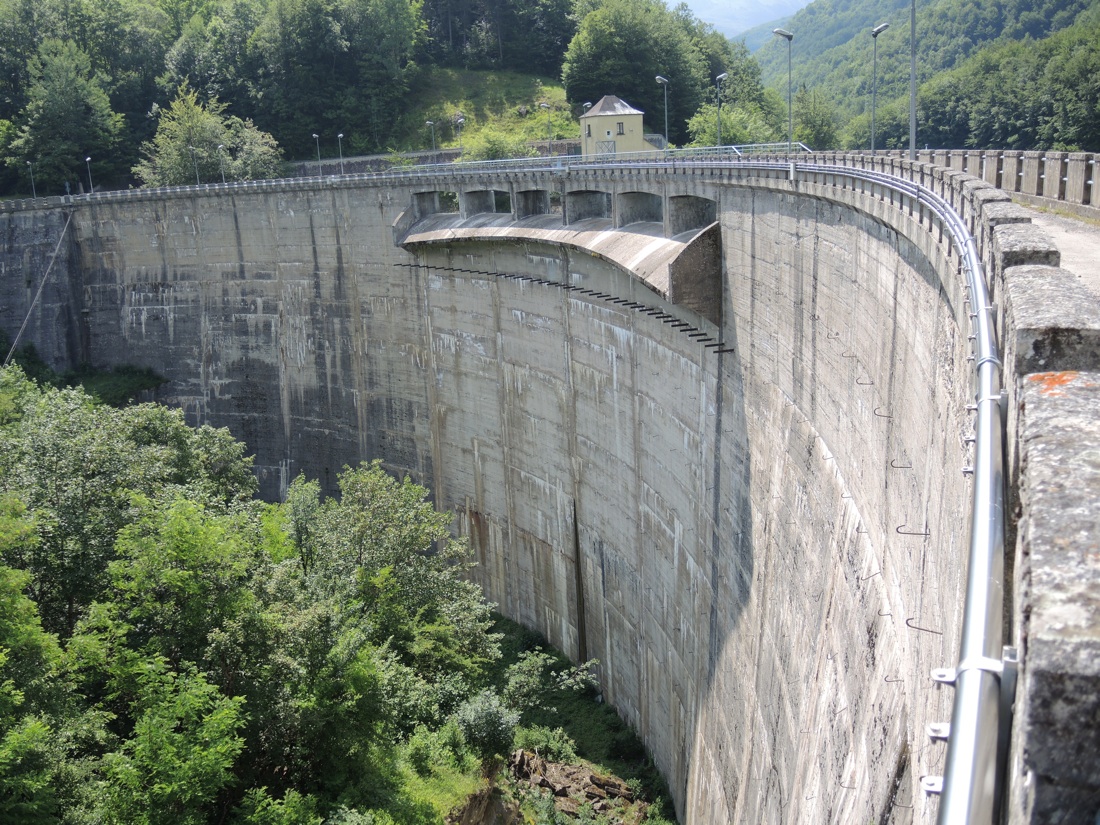 Il sistema idroelettrico di Campotosto e l'”effetto Vajont” Il sistema idroelettrico di Campotosto e l'”effetto Vajont”