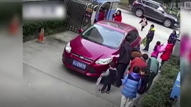 Cina: un’auto lo investe, il bambino esce illeso